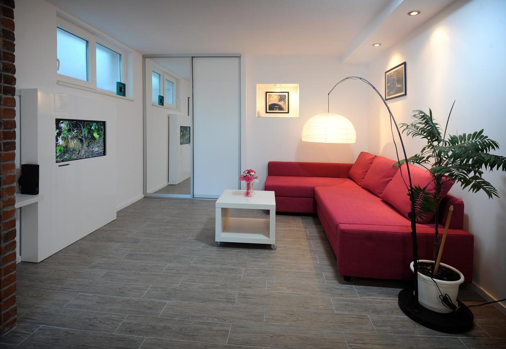Apartment Outlet Split Room photo